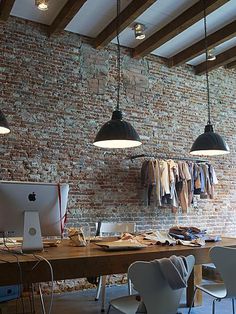 Industrial study – This workspace is adorned the brick wall