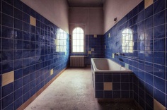 Decaying Bathrooms: Abandoned Photography by Ralph Graef