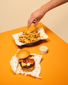 Pit's Burger Content - Mindsparkle Mag Asa Onze Creative Studio developed a series of photos and videos for a Burger Shop in Brasil called Pit's Burger. The client wanted something minimalistic, so the studio created a surreal yet simple environment, where bacons fly and food can be balanced on a coin. #logo #packaging #identity #branding #design #color #photography #graphic #design #gallery #blog #project #mindsparkle #mag #beautiful #portfolio #designer