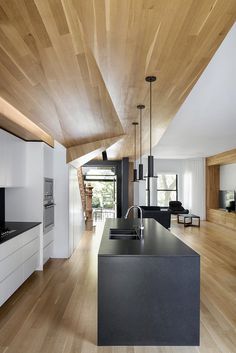 La Casa – Inspired and Elegant Wooden Surfaces / MXMA Architecture & Design
