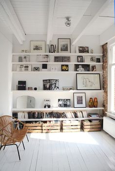 batixa: (via Algunas casas bellas | Kireei, cosas bellas) #interior #frames #wall #white