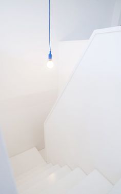 White staircase. White Attic by Diogo Passarinho and Duarte Caldas. #white #staircase #minimalist #diogopassarinho #duartecaldas