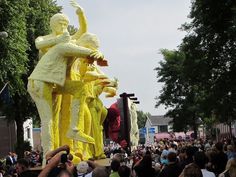 Bloemencorso scuulpture from flowers in yellow color #sculpture #of #art #flowers #parade