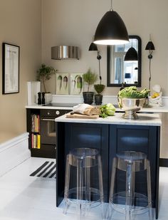 I köket skåp, spis och fläkt från Ikea, luckorna heter Ramsjö. Skivan på köksön är av cararramarmor. Barstolarn Charles Ghost, Kart #interior #design #decor #deco #decoration
