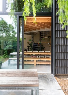 Under the Willow Tree House / Objekt Architecten
