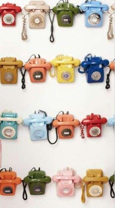 Complementi d'arredo vintage, telefoni colorati