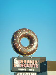 _CA __california ___dunkin' donuts. drive thru, long beach PHOTOGRAPHIE © [ catrin mackowski ]