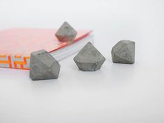 mini concrete diamonds / FrauKlarer #concrete #small #mini #diamond #frauklarer #concretediamond #diamonds