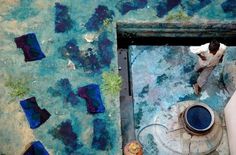 www.kayleighryleydesign.com tours a tie dye factory in Jodhpur, India #india #indigo #photography #gap