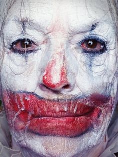 Paradise Portraits – Girls and sad clowns, photography by Erwin Olaf | Ufunk.net #photo #clow #trash