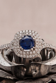 Go through our gallery of gorgeous engagement rings with sapphires performed in unique, classic and modern styles.