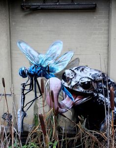 Frog eats dragonfly realistic graffiti animal street art #graffiti #realism #street #art #realistic