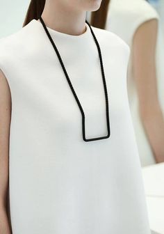cos nouvelle collection 1 bijoux collier structuré noir #white #simplicity #minimalism #jewelry #fashion