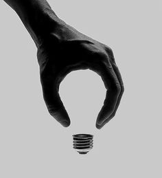 lightBulbe valore_della_percezione_dello_spazio_1 #bulb #white #hand #black #photography #light