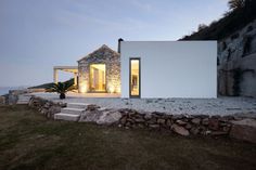 Melana Villa: contemporary architecture with traditional materials