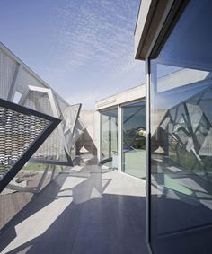 CJWHO ™ (Metal Mesh House with Enclosure Offering...) #clever #design #architecture #construction