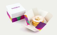 Mini-bolo #young #branding #packaging #colorful #brasil #dish #paper #cake #bakery #baker #buisess #design #brand #purple #stationery #sao #logo #logotype #box #megalodesign #megalo #brazil #cup #package #paulo #card