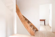 Curved wooden staircase. Wohnhaus Tovar by FFM-Architekten. © Markus Raupach. #stairs #farmhouse #woodenstairs