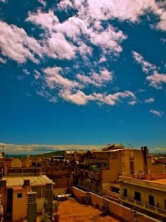 tumblr_m3apgmWrIU1r67bzeo1_1280.jpg 1.280×1.707 píxeles #tumblr #sky #city #yellow #landscape #com #barcelona #blue #crollan