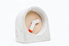Concrete and oak table clock #accessories #concrete #industrial #desk #cute #minimalist #table #clocks