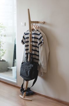 Curve Hanger by Kittipoom Songsiri #modern #design #minimalism #minimal #leibal #minimalist