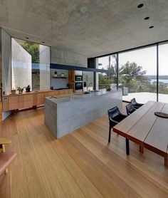 Balmoral Beach House – Concrete Sculptural Form Inspired by Brutalism