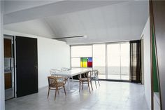 salle Ã manger - profitant de l'absence de vis-Ã -vis, les deux architectes ont #corbusiers #interior #architecture #studio #le #apartment
