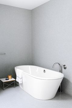 Share-Design-Inspiration-Blog-Sorrento-Beach-House-by-Shareen-Joel-Design-05 #bathtub