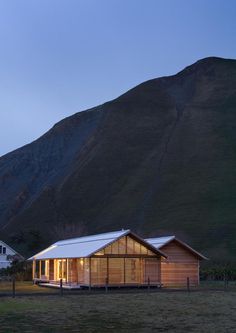 Shoal Bay bach: rugged and unpretentious rural architecture