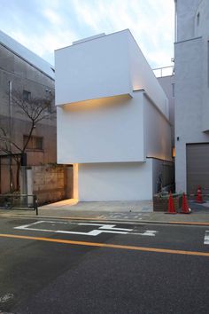 OBI-House is a minimalist house located in Tokyo, Japan, designed by Tetsushi Tominaga.