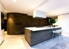Sidney chic coastal residence by C+M Studio coastal residence kitchen warm natural materials #interior #minimalist #kitchen #design