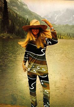 Awesome vintage outfit - Photo by Norman Parkinson, 1970. #fashion #vintage