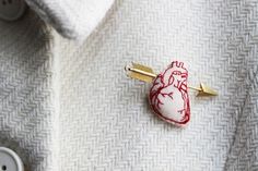 Human heart gold arrow brooch 1 #heart #jewellery #jewelry #brooch #arrow