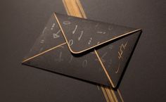Artisme | Murmure – Agence Créative #black #gold #envelope #chic