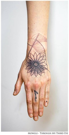 ‘Kundalini’ – Graphic style mandala tattoo on the left hand. Tattoo artist: Mowgli