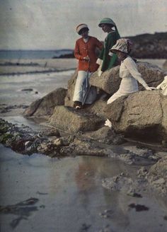 En couleurs et en lumière la photographie autochrome 1903-1931 #france #seaside #women #photography #colors #vintage