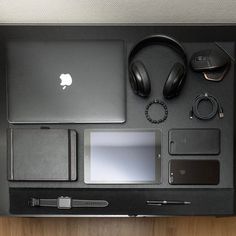 A full desk – Black Collection