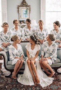 All cute smile and look at the camera. But why not make the bridesmaids photos more original and alive? We offer you some ideas on how to diversify your wedding photo session.