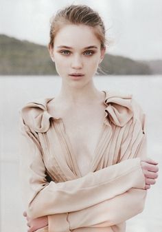 rosie-tupper-by-nicole-bentley-for-vogue-australia-april-2010-soft-focus-13.jpg (JPEG Image, 994x1417 pixels) #model #girl #portrait #soft #skin #beauty