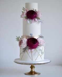 Beautiful Floral Wedding Cake which will look so pretty on Wedding Ceremony. Check out more Wedding cake ideas to select the perfect one for your big day.