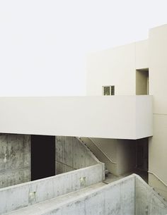 tumblr_m644xuyDiR1qio4a3o1_500.jpg (445×576) #concrete #architecture #minimal #white