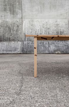 Table WIEF. A table with a graphic touch - chesnut / wallnut