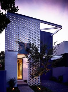 Narrow House Design Cleverly Adapted to Its Site in Melbourne, Australia #architecture #residence #modern