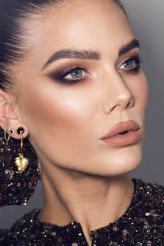 The Fall/ Winter 2018-2019 trends that we love are red lips, black eyeliner, blue accents, metallic luster and glow highlighter.