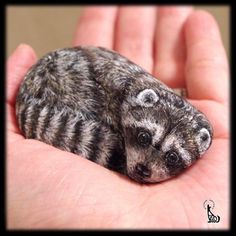 Realistic and Detailed Animal Paintings on Stones by Akie Nakata