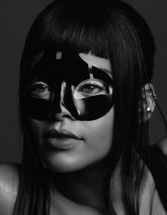 Rihanna wears a lacquer mask by Alexander McQueen #alexander #mcqueen #mask #rihanna #bw