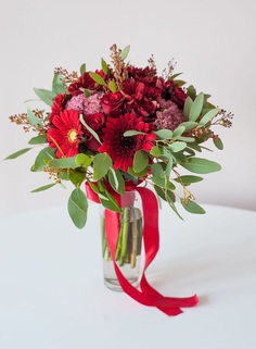 бордовый (марсала) букет невесты из гербер, роз, хризантем, седума и эвкалипта