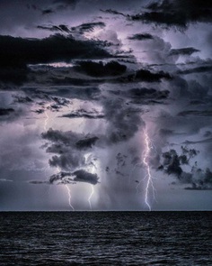 Stunning Storm Chasing and Weather Photography by Damon Powers