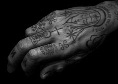 soggetti smarriti #white #black #tattoo #and #hand