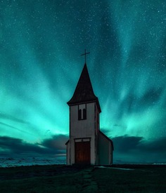 Mikkel Beiter Captures Majestic Northern Lights in Iceland